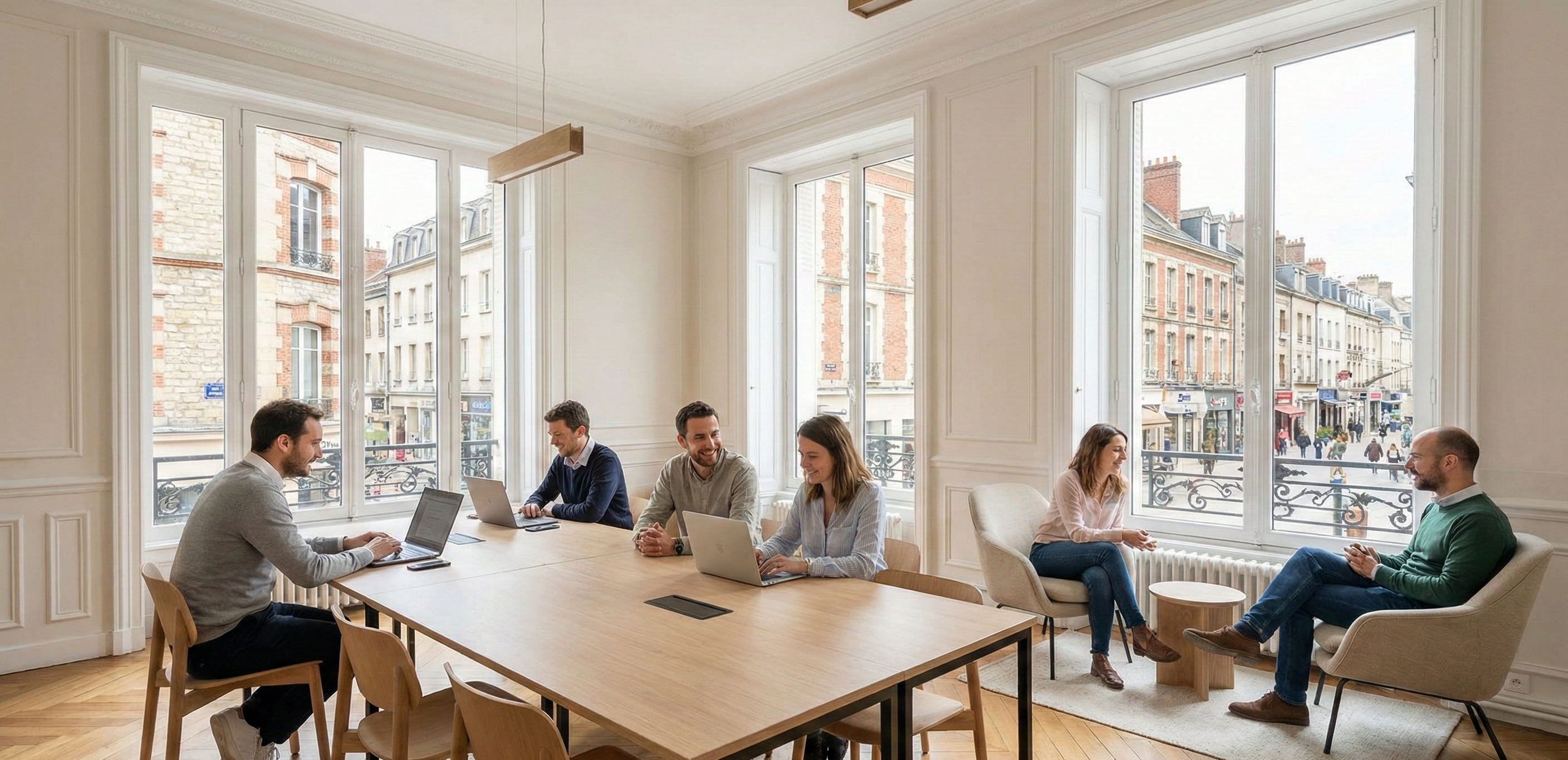 Collaborateurs heureux dans un bureau propre